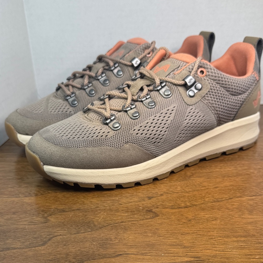 EUC Forsake Womens Thatcher Low Hiking Shoe Sneaker Tennis Shoe, Tan Peach, sz 9